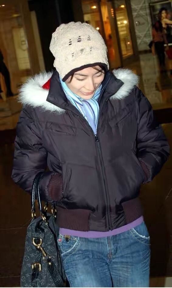 郭晶晶|郭晶晶难得穿粉色，配黑色羽绒服真显肤白，笑出月牙眼好温柔