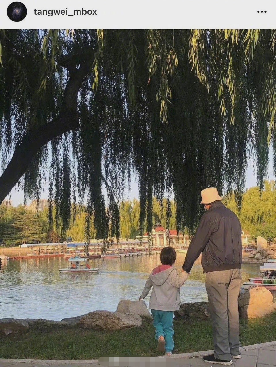 一街拍 汤唯42岁生日带女儿回京,5岁女儿打扮接地气,身高超过外公腰