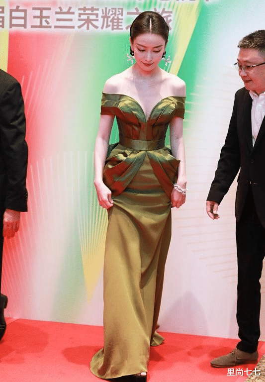 关晓彤|上影节红毯，殷桃高调秀性感，张子枫水桶腰抢镜，关晓彤又失手