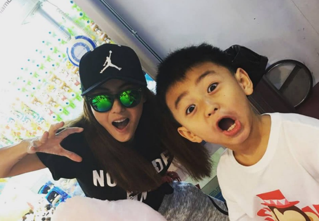 左小青|左小青自曝单身，原来早与大20岁丈夫离婚，担心10岁女儿性格