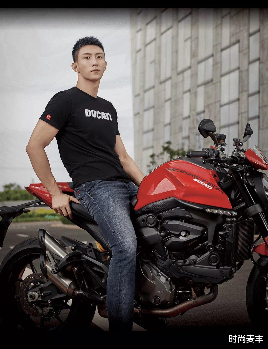 时尚麦丰|黄景瑜超酷帅亮相，机车服配牛仔上演摩托旋风，man范儿十足