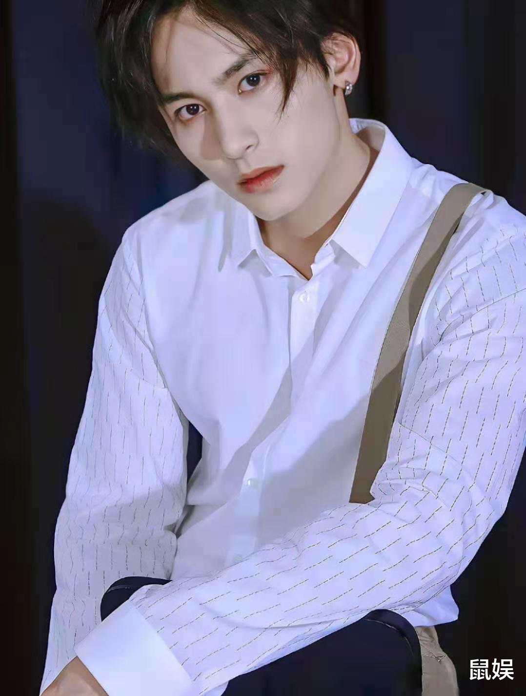 张哲瀚|张哲瀚眼睛吸引人？曝其在饭局上被大佬夸赞，走红也难逃应酬