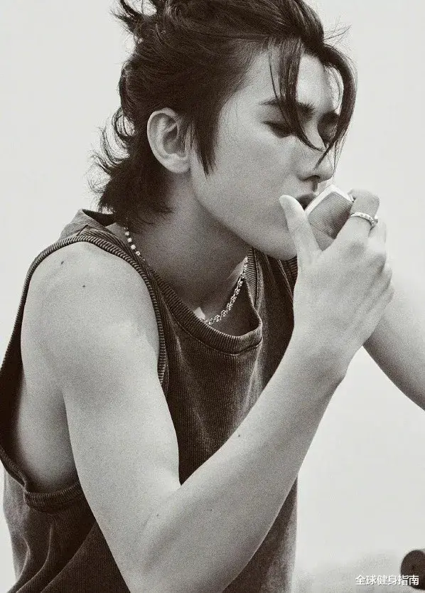 蔡徐坤|蔡徐坤“猛男照”霸屏热搜！肌肉线条引女粉丝舔屏！硬是把我看笑了...