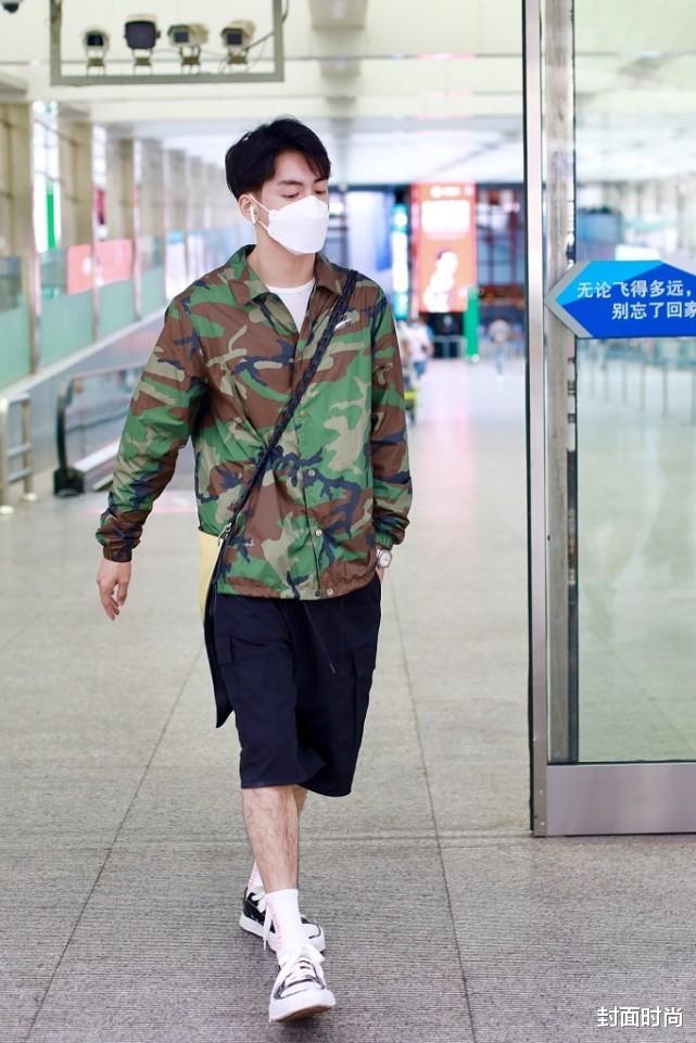 封面时尚 曾舜晞私服好随意，穿“民工夹克”配短裤，看得出谦谦公子的气质