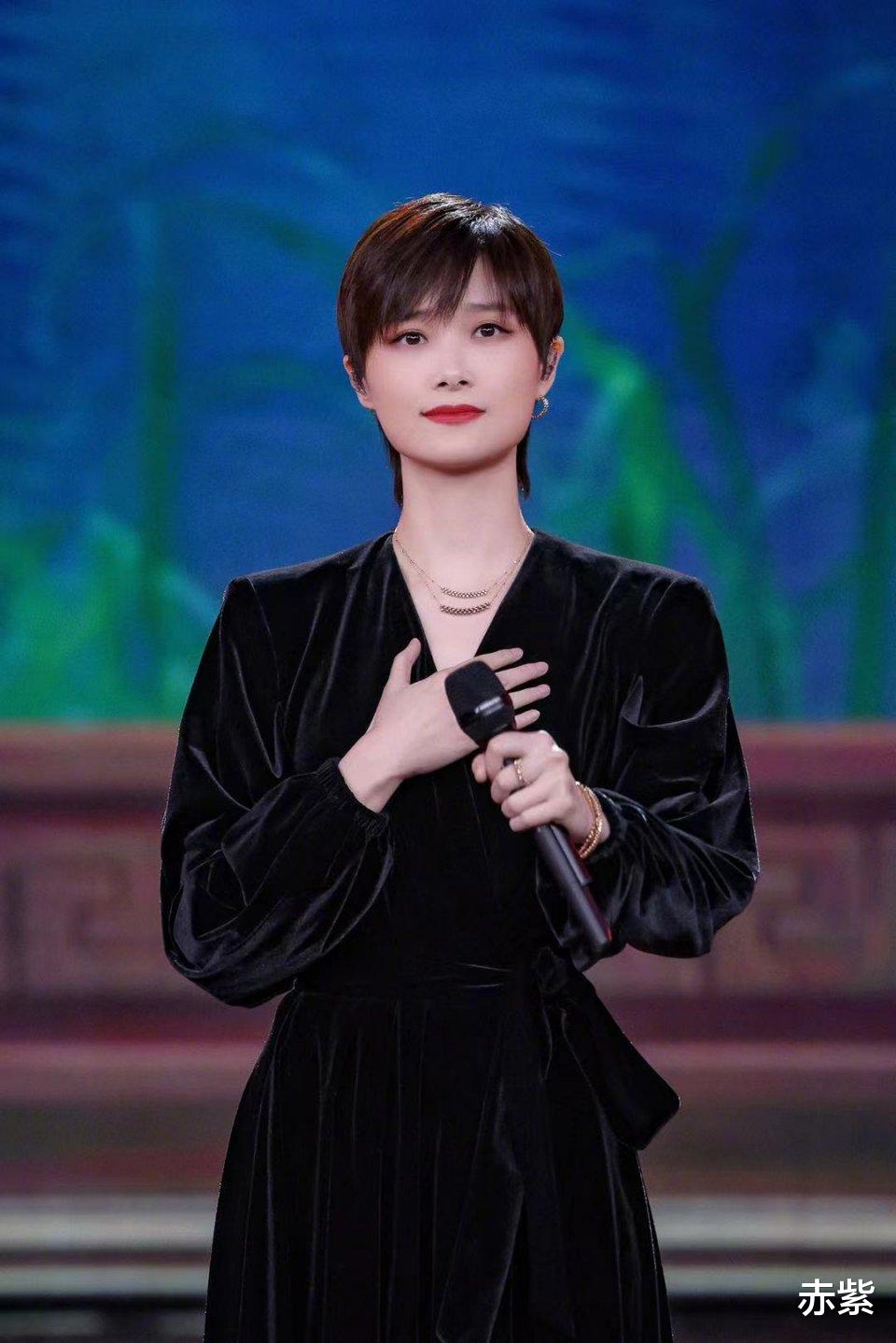 赤紫 李宇春身穿黑色连衣裙，端庄优雅，气质不一般