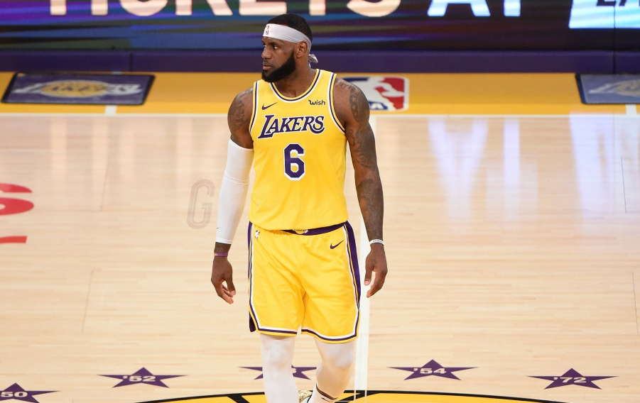 勒布朗·詹姆斯|官宣！热火总裁招募詹皇被重罚，詹姆斯下赛季确定改穿6号，哈登伤情更新