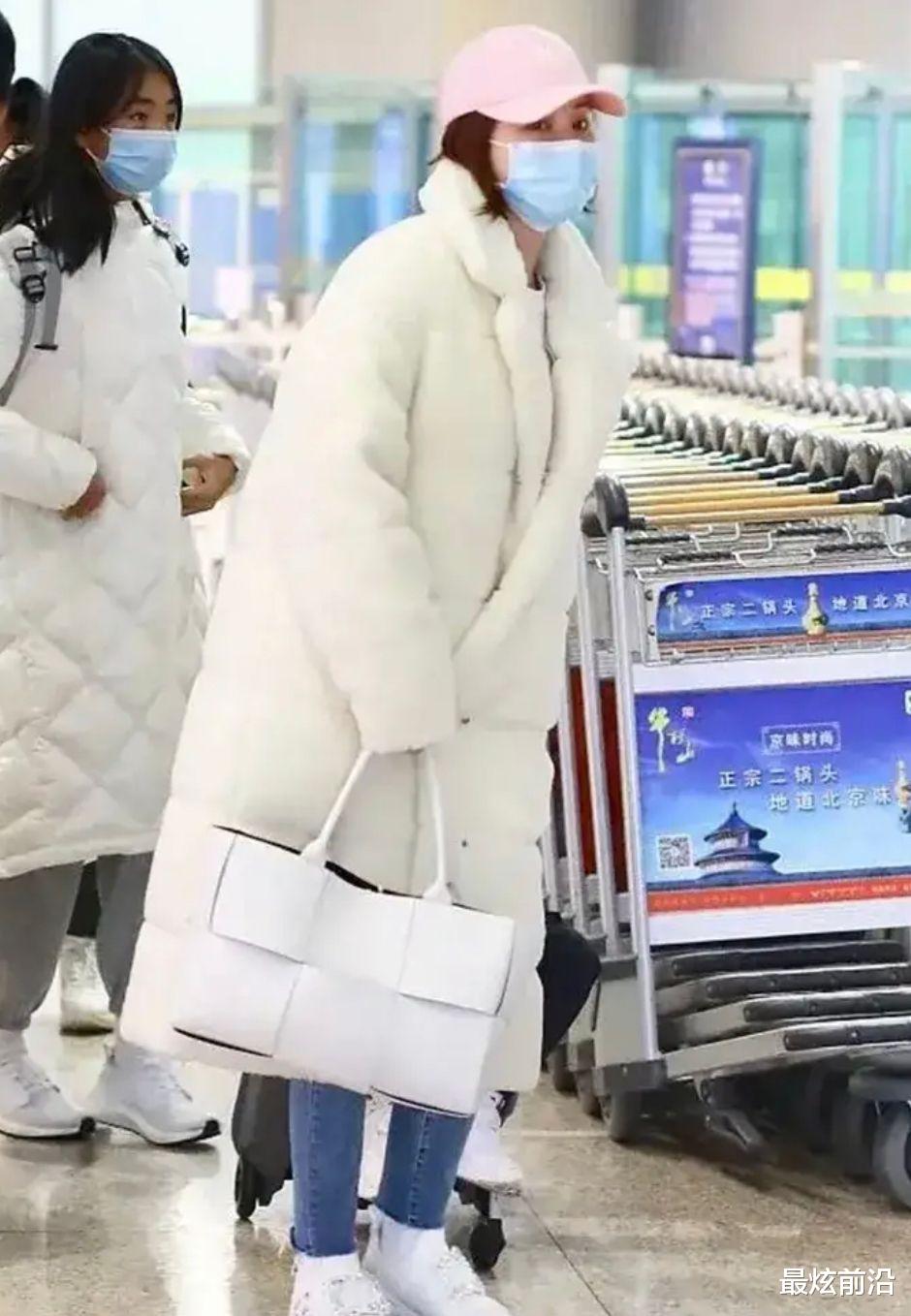 穿衣搭配|佟大为老婆气质真好，穿白色皮草大衣高贵感十足，一点也不显臃肿