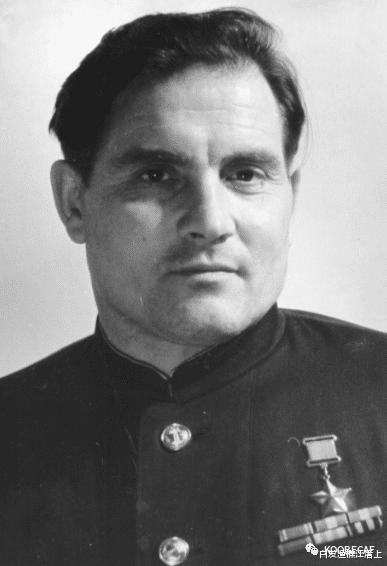 白发渔樵江渚上 传奇故事, 苏联战俘开着飞机从德军战俘营中逃出