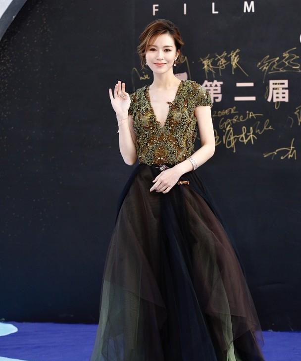 波波的时尚 “百亿阔太”真不一般，文咏珊身穿“树皮裙”气质依旧，真贵气