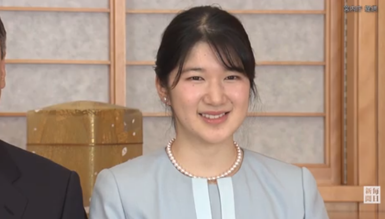 爱子公主 日本皇室新年全家福来啦！爱子公主盘起头发好美，却输给佳子公主
