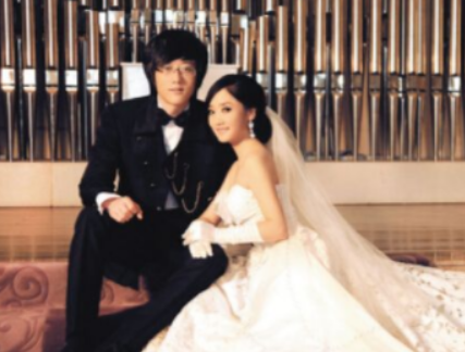 凤凰传奇|“凤凰传奇”组合23年却不是夫妻,现一个年入千万,一个欠债累累