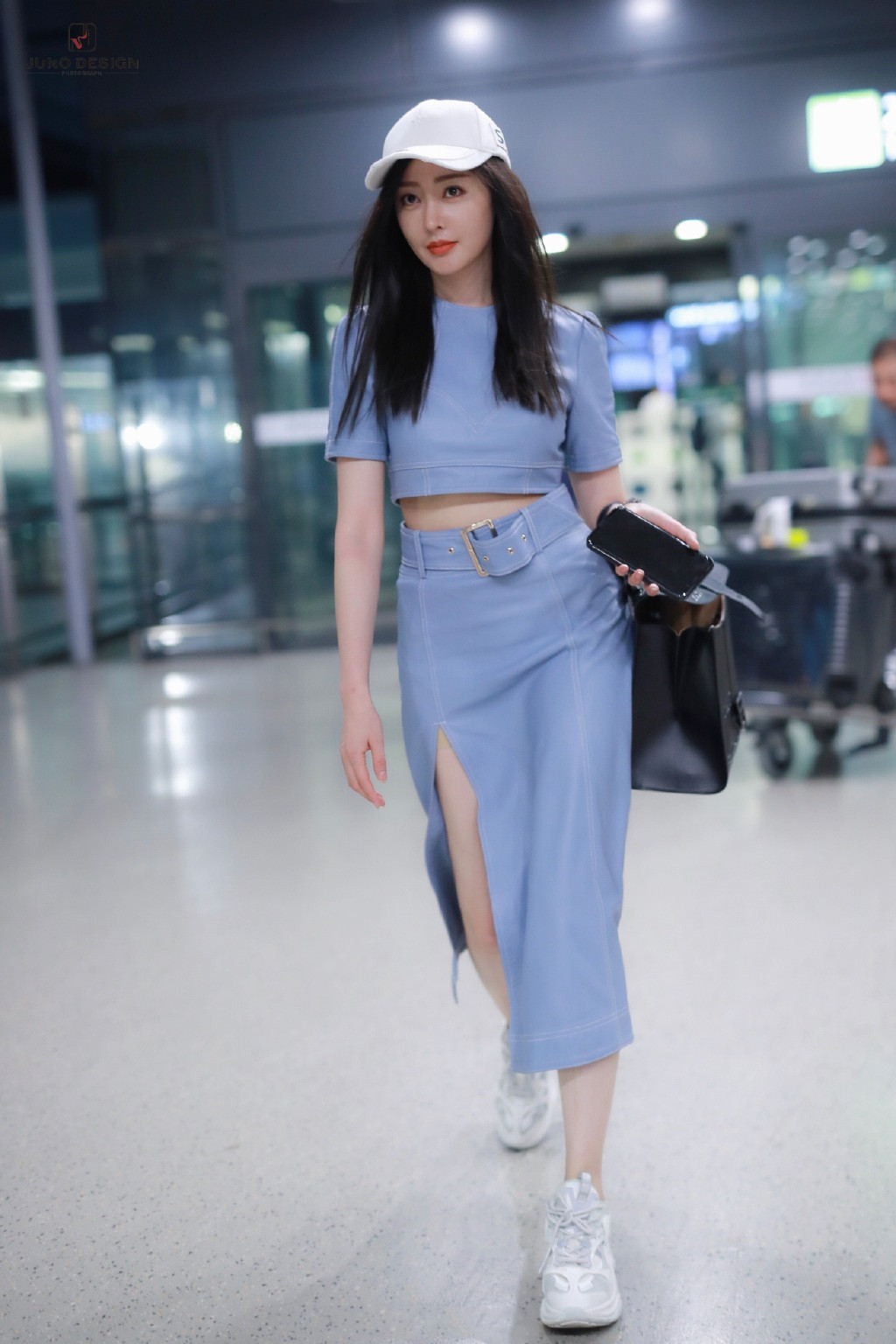 混搭时尚Anna|杨幂为了美真舍得破费,穿1万8的露腰T恤真奢侈,不过身材配得上