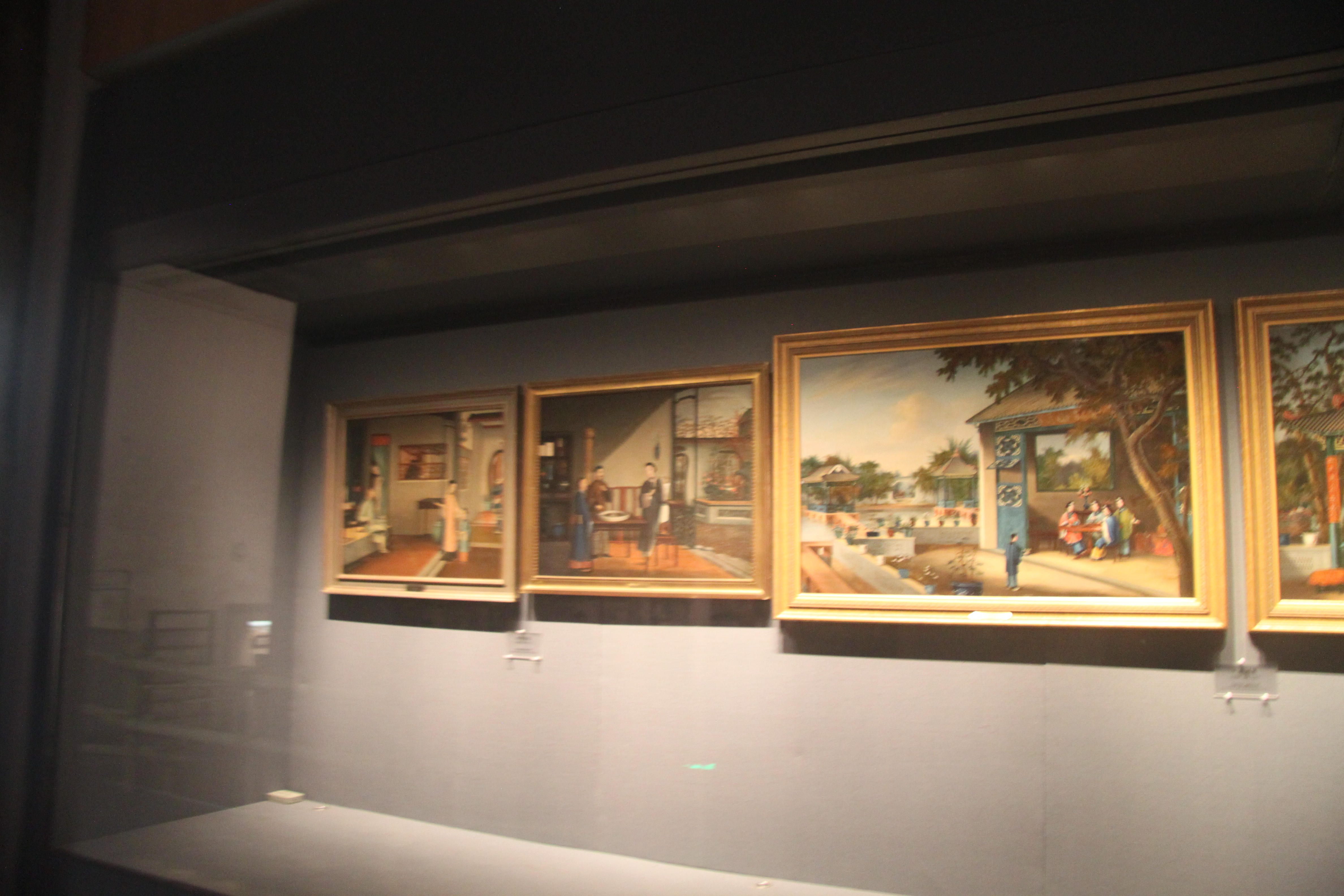 |广博展厅中，外销品品类涵盖画卷、金银器、钟表、瓷器和扇子等