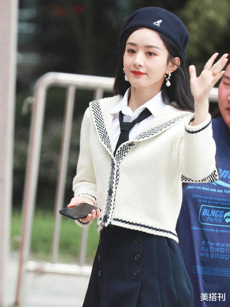 赵丽颖|赵丽颖刻意营销少女感？33岁穿学院风青春活力，网友：脸有先天优势