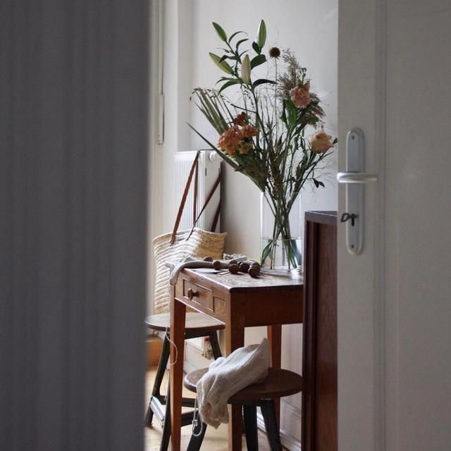 一位27岁柏林小哥“穷装”新家火了:全屋简单温暖,住多久都不腻