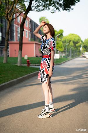 Nina昵娜|高圆圆高调出席房企活动,穿露肩白裙坐C位,为防走光90度夹腿坐惊艳全场