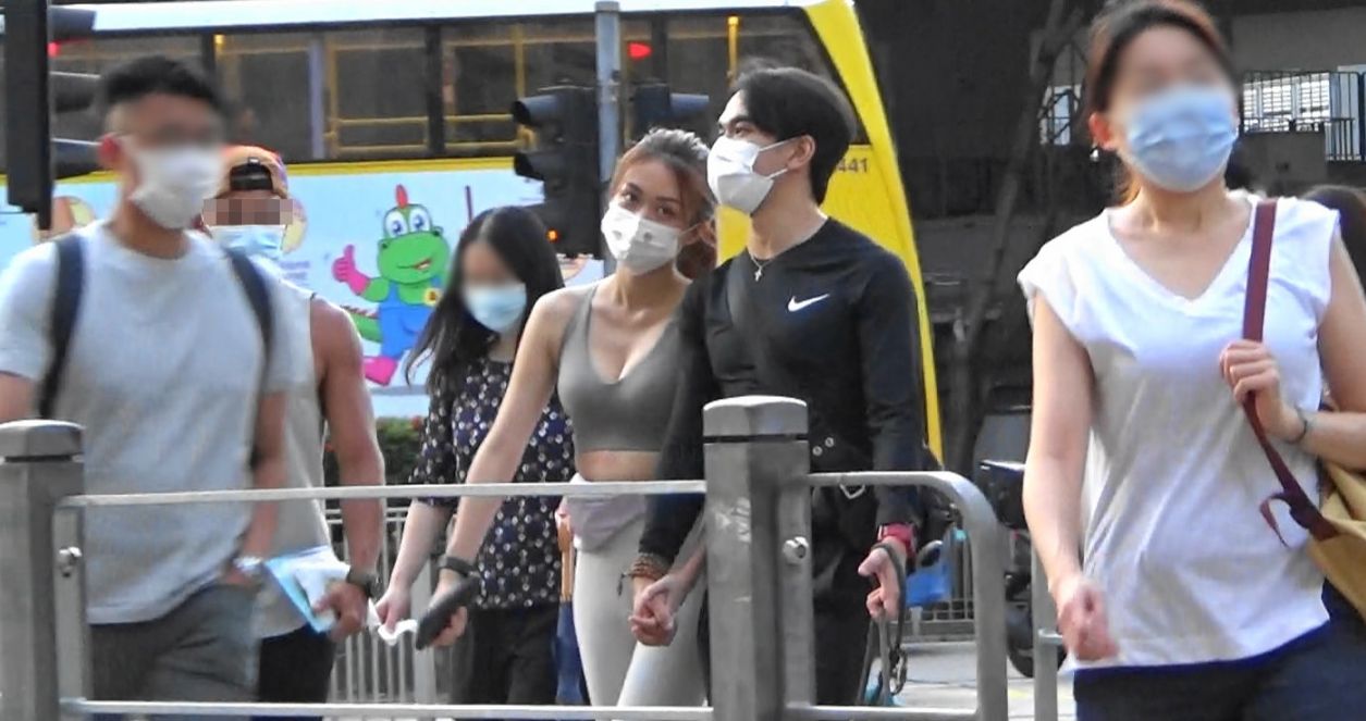 钱小豪|钱小豪长子牵手女友街头遛狗，网红女友身材太火辣，路人侧目偷瞄