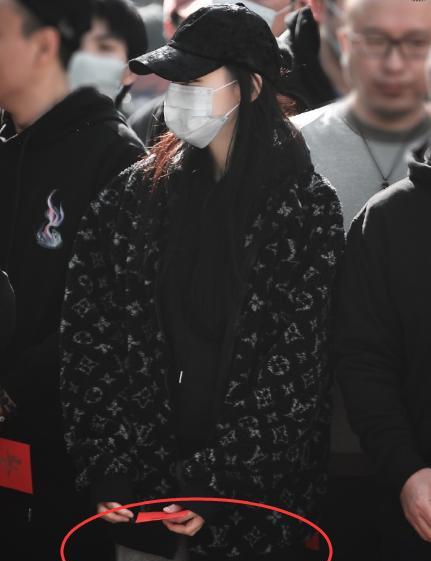 迪丽热巴|迪丽热巴《驭鲛记》开机，却被腿上的裤子抢镜，网友：你是女生啊