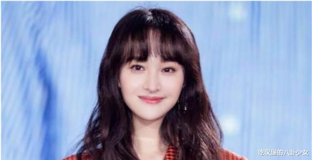 关晓彤|郑爽高价片酬后《倩女幽魂》路透曝光，片场全程玩手机，助理跟在后面收拾烂摊子