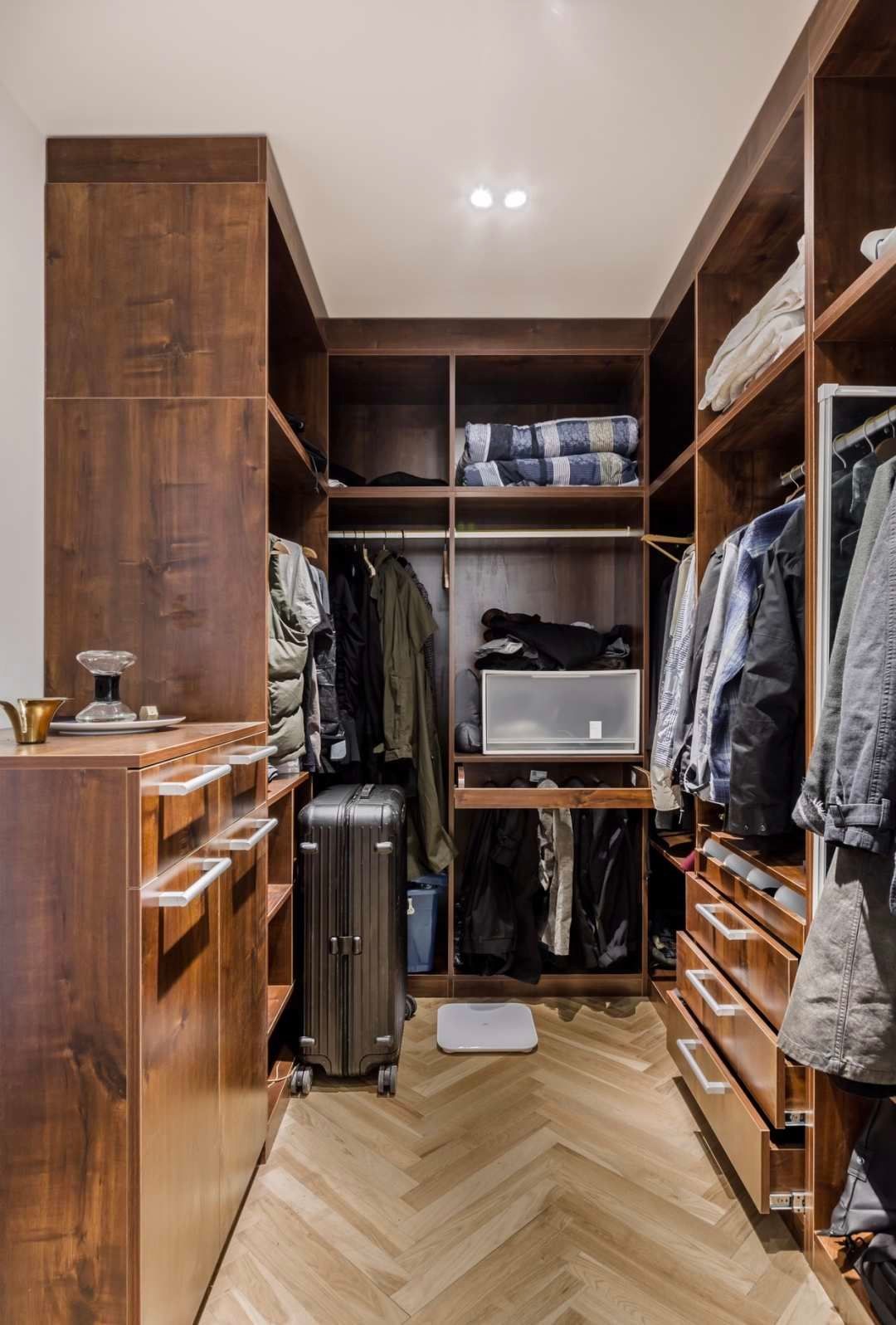 家居超人|服装主理人的新家，借用次卧空间，打造超大衣帽间，满足业主需求
