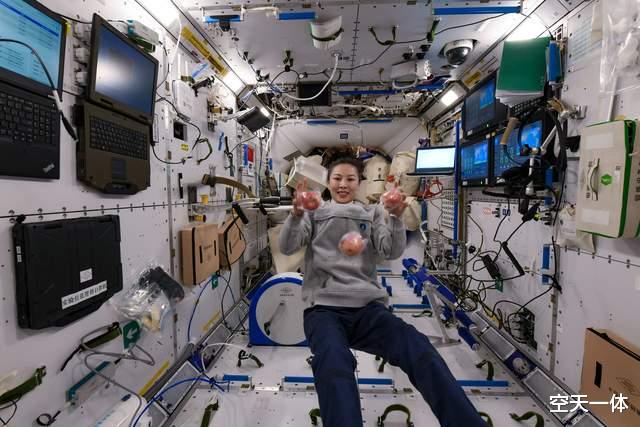 航天员|确认了，我国空间站里可以看电视直播，跑步机上追剧是日常操作