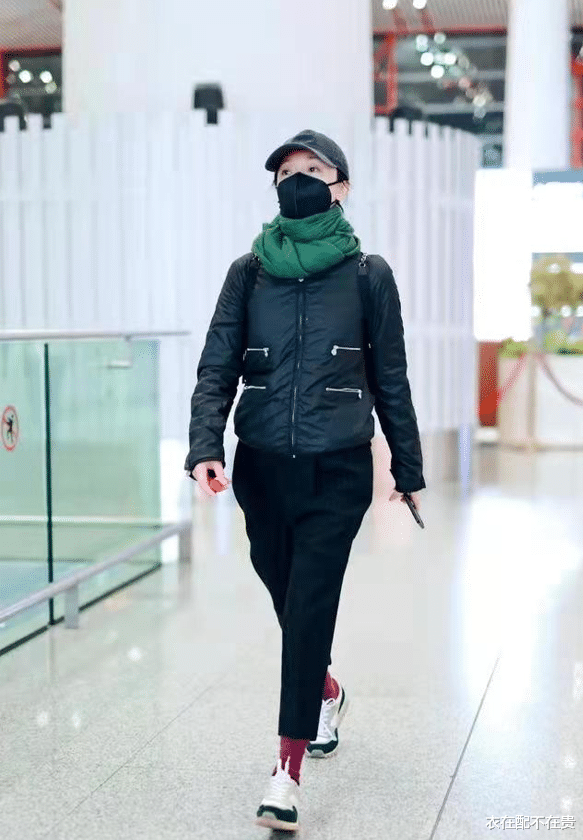 王思聪|周迅的时尚看不懂，“上面绿”配“下面紫”，看似冲突却时髦显瘦