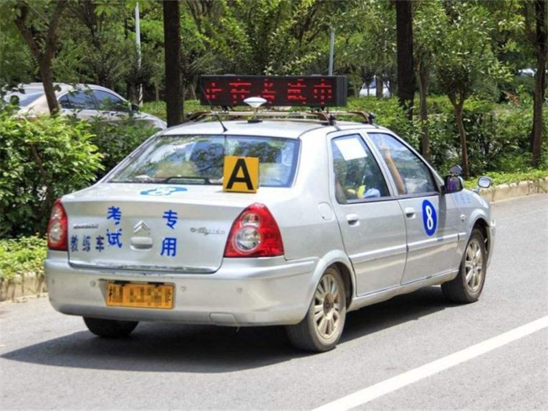 老杨说汽车 女学员练习科目三被扣2945分，打破驾校纪录，教练：另谋高就吧！