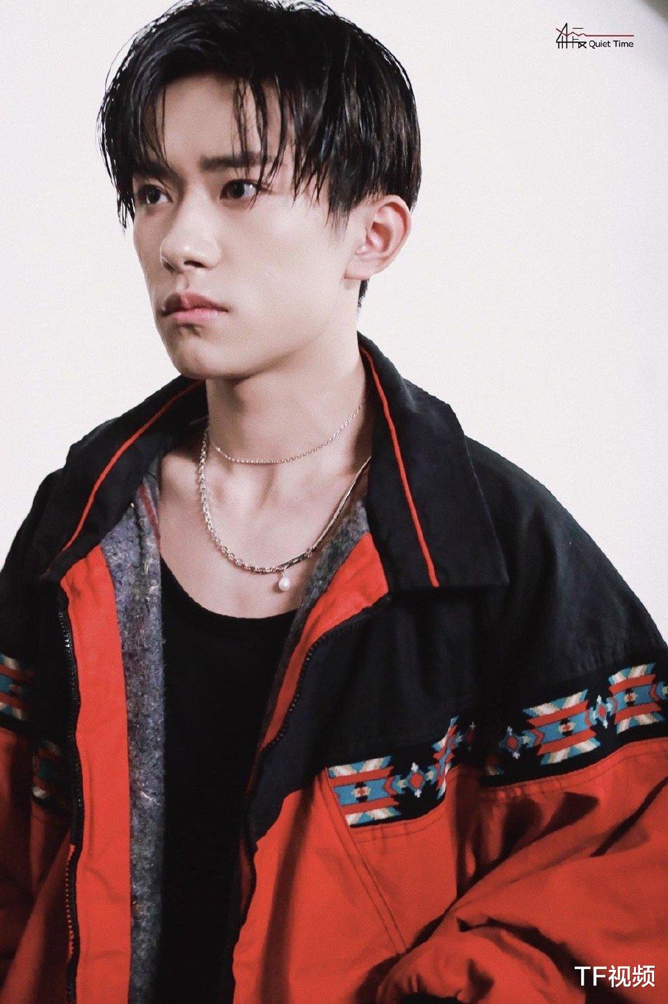 美丽|易烊千玺换新发色了，疑似在准备惊喜，千玺或将跨界做主持？