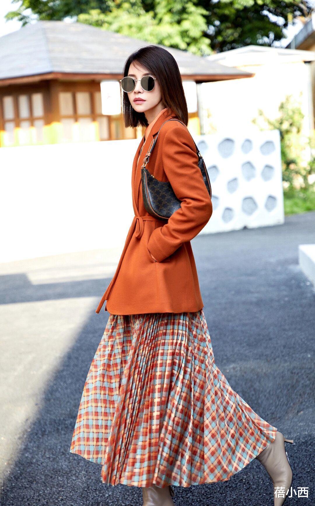 蓓小西 多穿“半身裙”，搭配西装、针织衫时尚又优雅，秋季的最in存在
