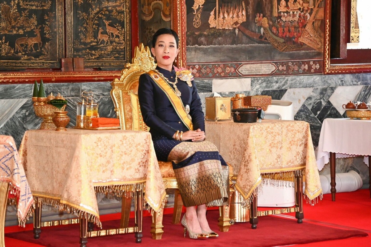 全球时尚风行 泰国42岁长公主独挑大梁！气定神闲似女王，穿鱼尾裙大秀婀娜身姿
