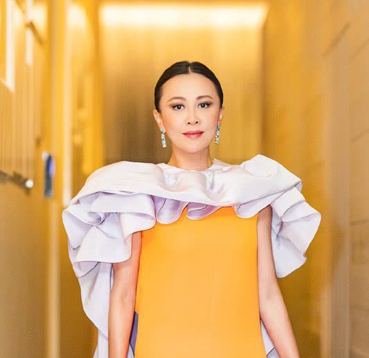 穿衣搭配|刘嘉玲又换发型，做成斜偏分发型干练状态又好，哪像54岁！