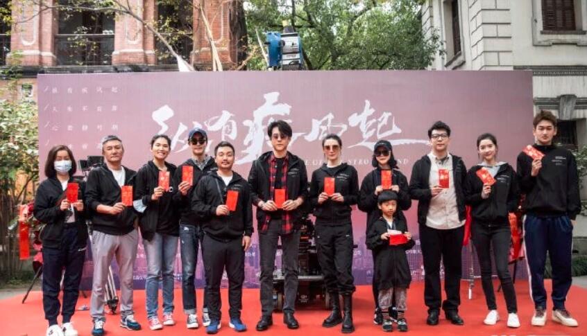 靳东|靳东又一部剧来袭，搭档女神宋佳，“不一样”的职场精英剧