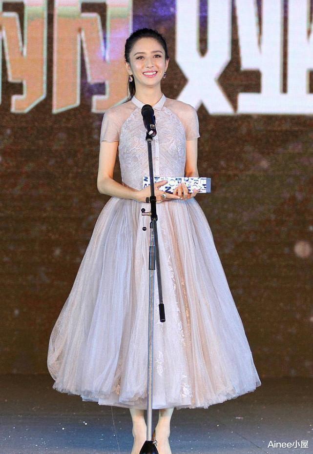 李云迪|佟丽娅离婚后风格变了不少，吊带裙侧面配绑带，开叉到腰挺大胆的