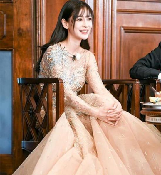 杨幂|北影节的红毯造型巩俐霸气，佟丽娅璀璨美艳，baby踩恨天高抢镜