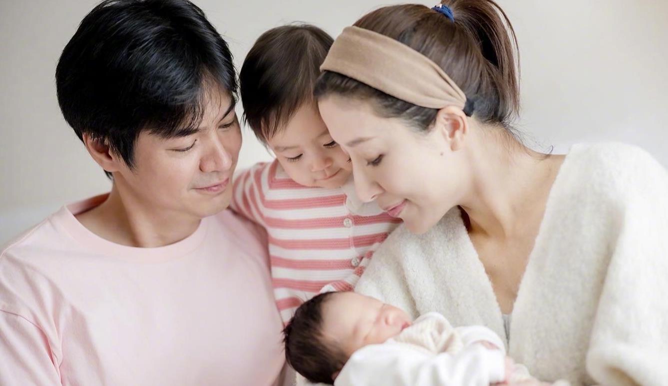 二胎|12月已有6位星二代降生，4个二胎宝宝都是男孩，个个含着金钥匙