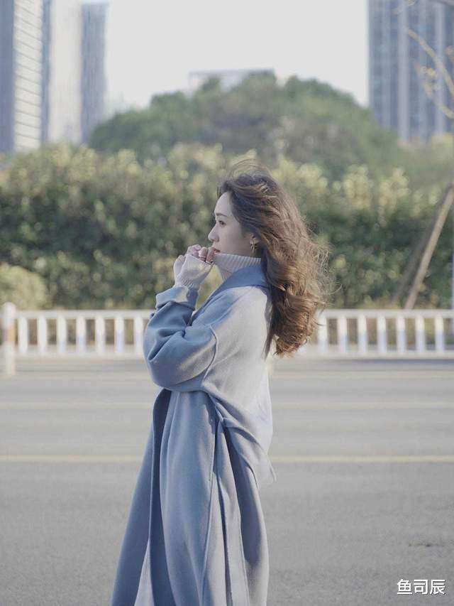 鱼司辰 不止黑白灰经典，今冬更流行雾霾蓝大衣，时髦又百搭，太经典了