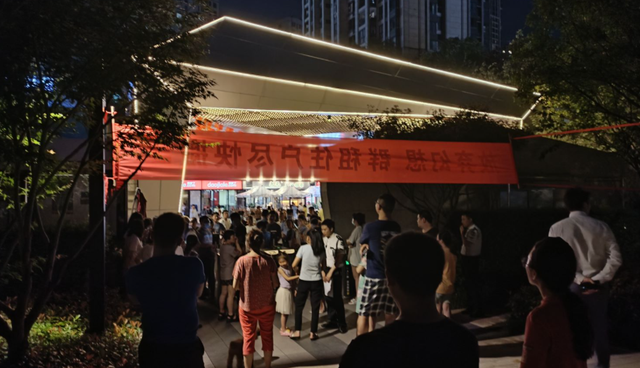 群租房|三房改成九房，里面还搭架子床？重庆照母山豪宅业主大战群租房