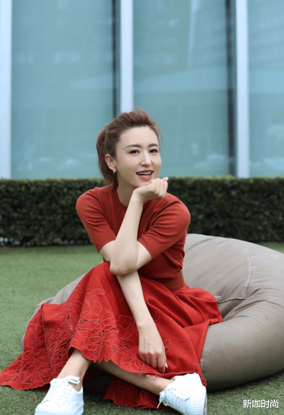 新咖时尚|“撞色时尚”怎么玩才高级？跟着张蕾学搭配，40岁也能美出圈！