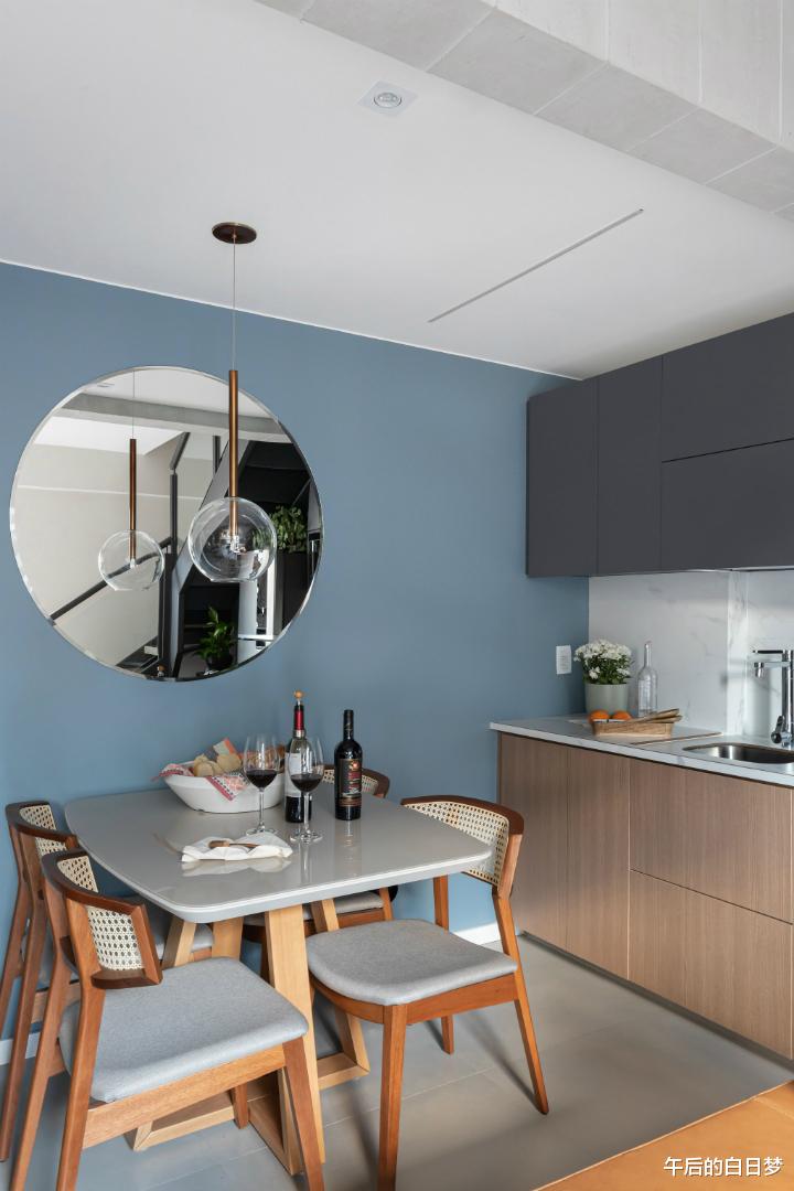 |仅有45㎡的跃层小公寓，虽然紧凑但也有着欢笑，两个人的浪漫暖窝