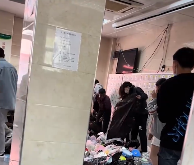 掌上社评 江苏某公司将工人饭碗扔地上，工人不满：吃饭才30分钟，扔地上怎么找