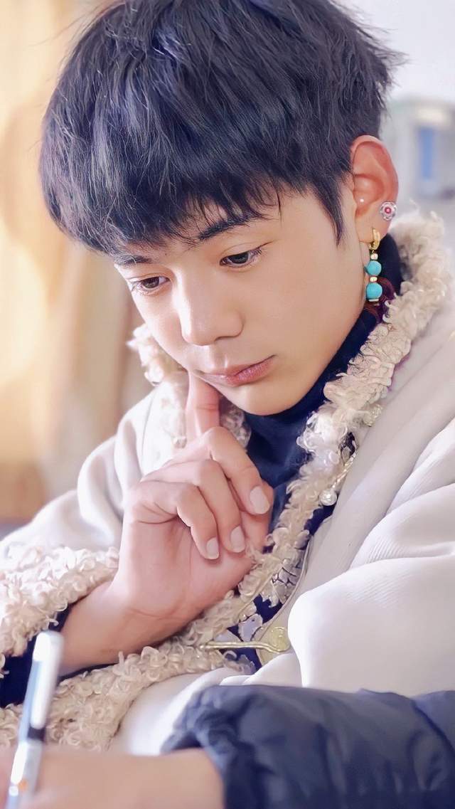 侵权|网红丁真被曝代言负面广告，纯真笑容吞云吐雾，签约公司怒斥侵权