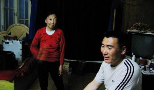 阿朱房说娱乐 当年不顾父母反对，坚持娶60岁整容老太的28岁小伙，现生活成这般