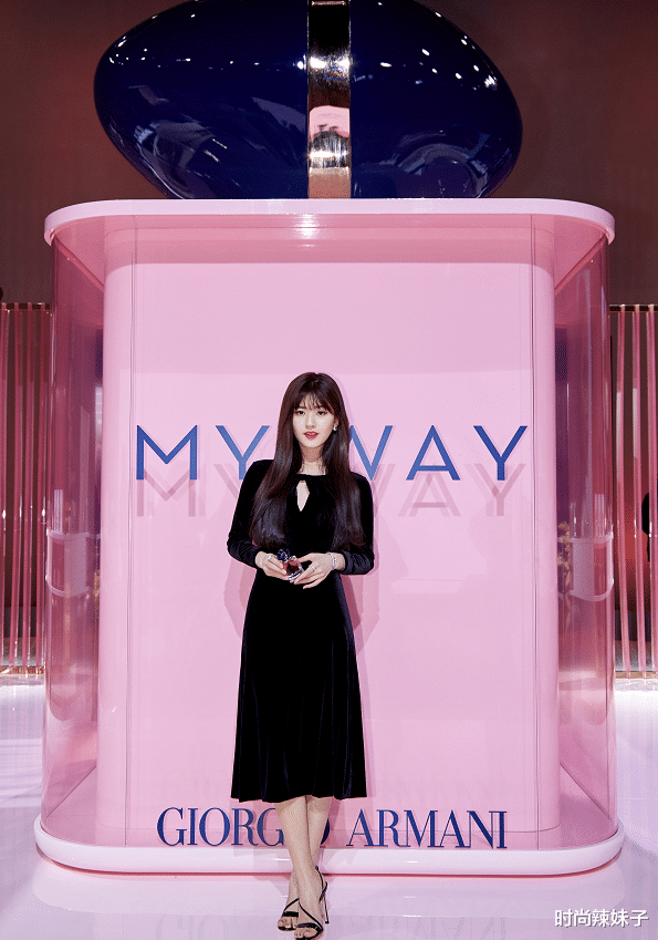 赵露思|赵露思照镜子时被偷拍，却忘记给她P镜中脸，原来这才是真实长相