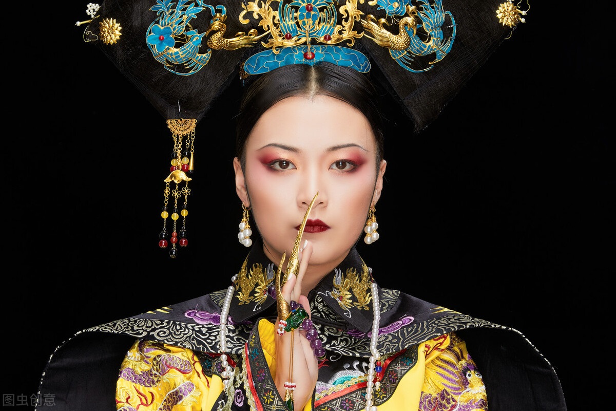 美甲 世界天天都在变，纤细的手指尖也将加入这场缤纷的潮流