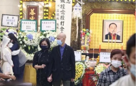 汪明荃|又一港星离世！葬礼现场众星来吊唁，罗家英忍不住落泪汪明荃安慰