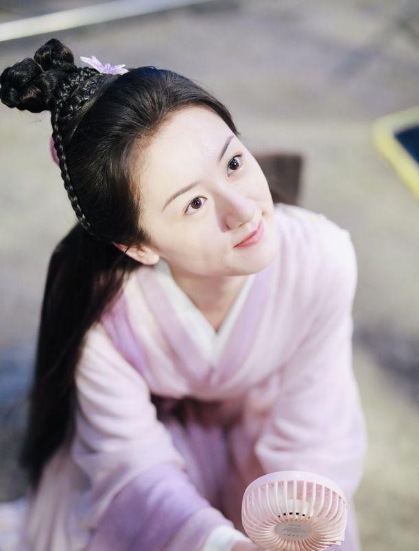 潮流搭配师甜甜|袁冰妍穿印花T恤“太迷惑”，还以为是背带裤，扎丸子头俏皮可爱
