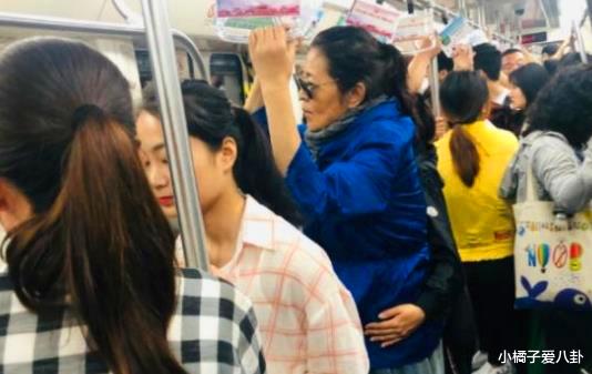 倪萍|太接地气！61岁倪萍挤地铁无人识，没人让座一脸不悦，装扮少女还做了美甲