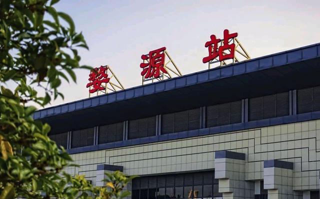 华夏小洋哥 家长接孩子放学被阻，只因剧组拍戏，来婺源县的这个剧组真牛