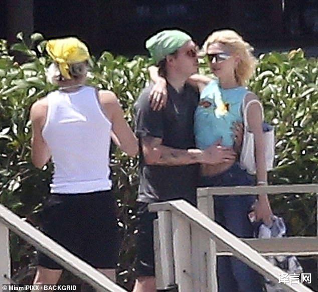 布鲁克林|贝克汉姆22岁长子热吻未婚妻，腻到分不开，还让16岁弟弟拍照记录