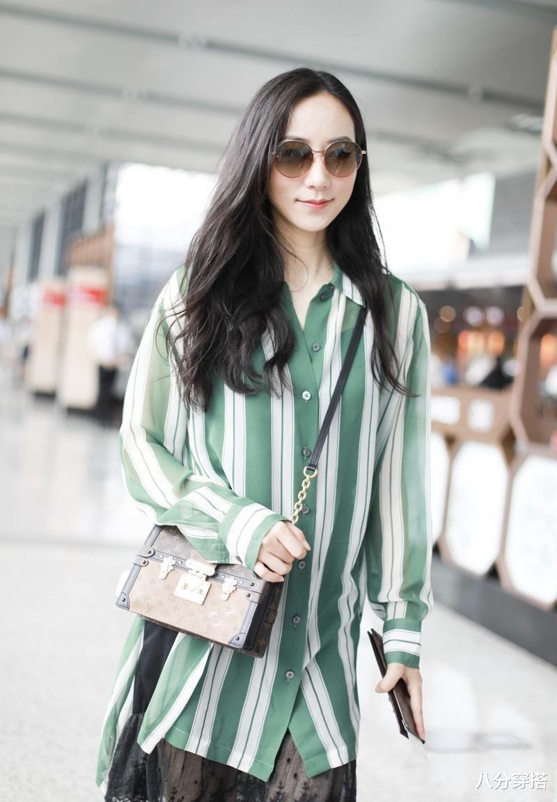 八分穿搭|韩雪又穿火了“条纹衬衫”，配黑色蕾丝半身裙精致时髦，优雅大方